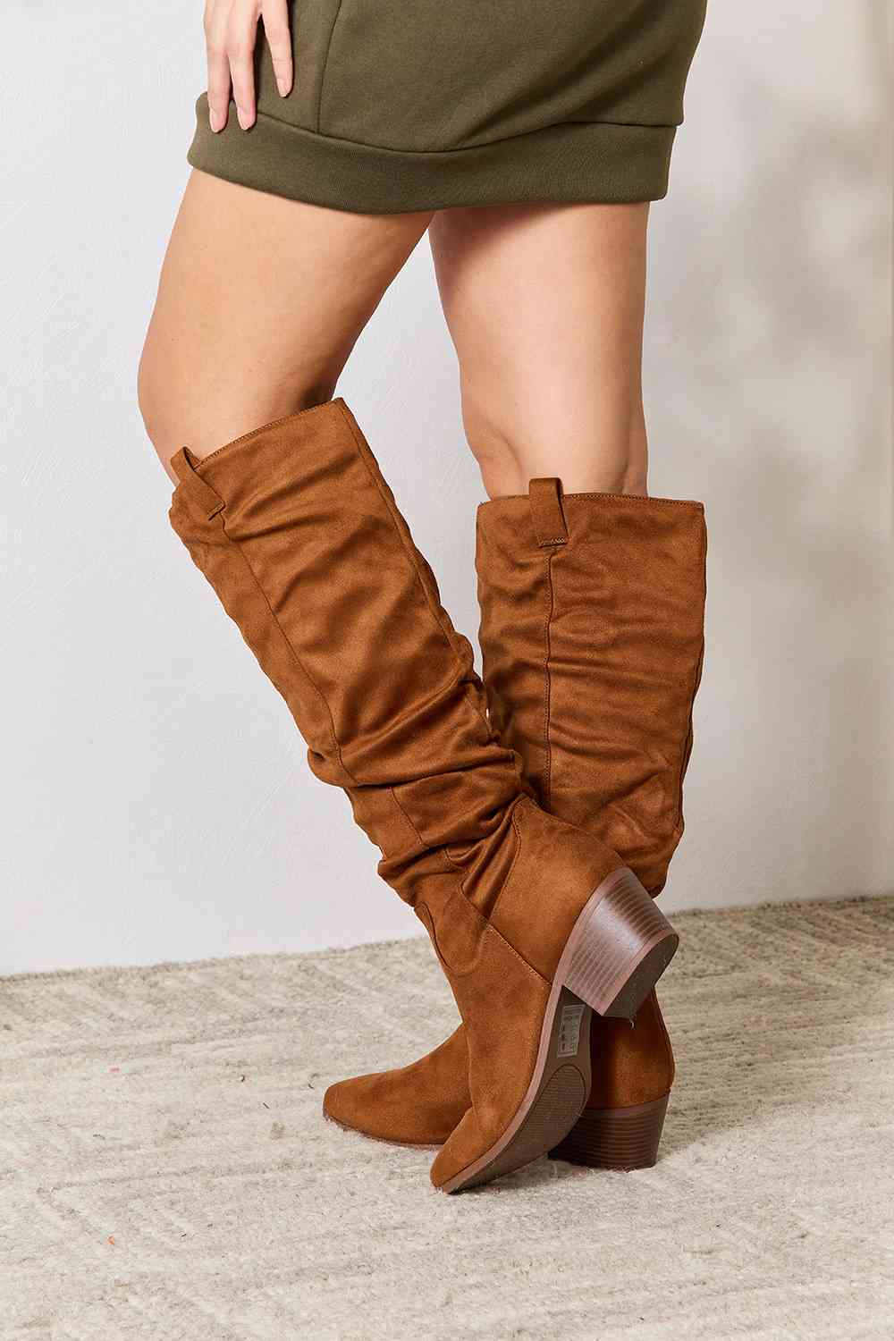 Elegant knee-high heel boots, Stylish women's high-heeled boots, Trendy knee-high boots with heels, Fashionable heeled knee boots, Women's tall boots with heels, Modern high heel knee-length boots