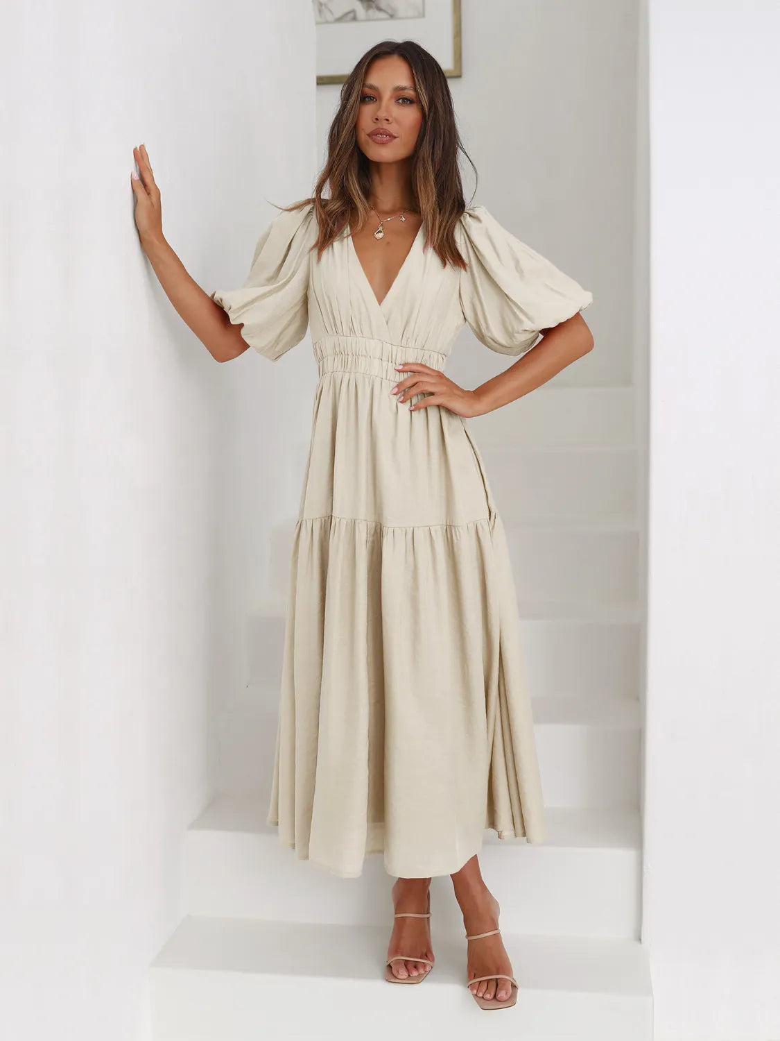  beige dress with puffed sleeves 