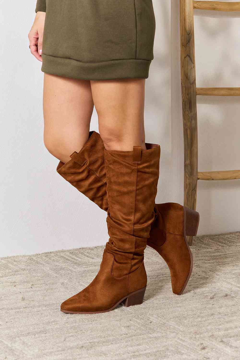 Elegant knee-high heel boots, Stylish women's high-heeled boots, Trendy knee-high boots with heels, Fashionable heeled knee boots, Women's tall boots with heels, Modern high heel knee-length boots