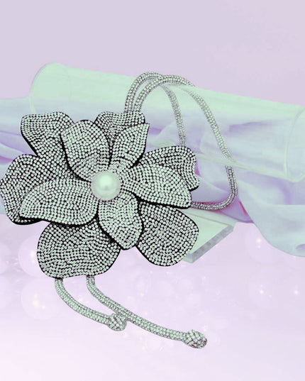 Decorative brooch with a floral design and pearl 