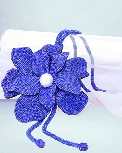 Blue flower-shaped pendant necklace 