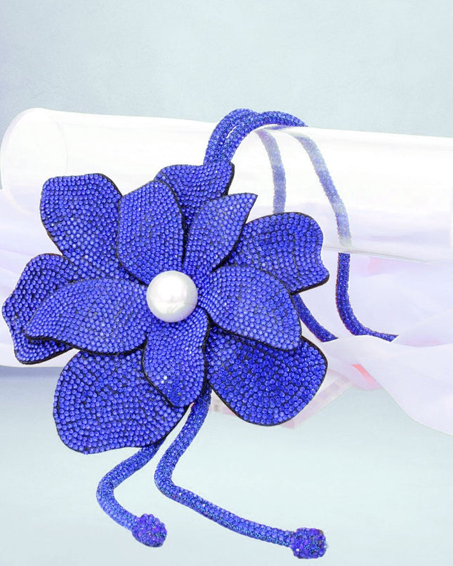 Blue flower-shaped pendant necklace 