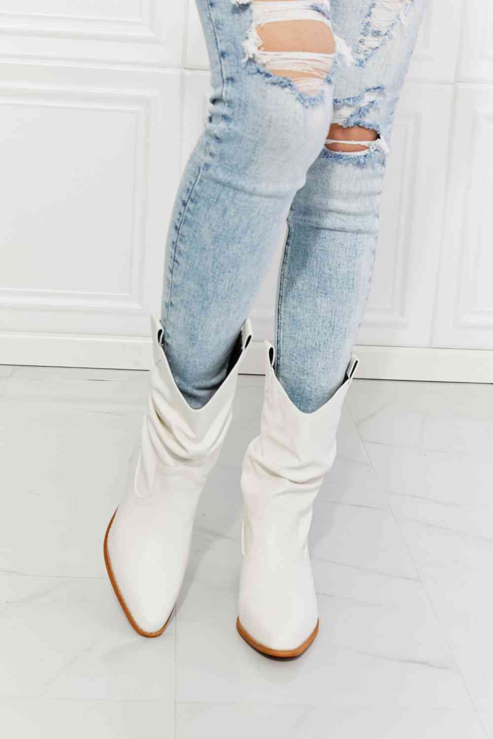 Stylish women's cowboy boots, Trendy cowgirl boots for women, Fashionable Western-style boots, Modern women's cowboy booties, Chic cowboy boots for fashion