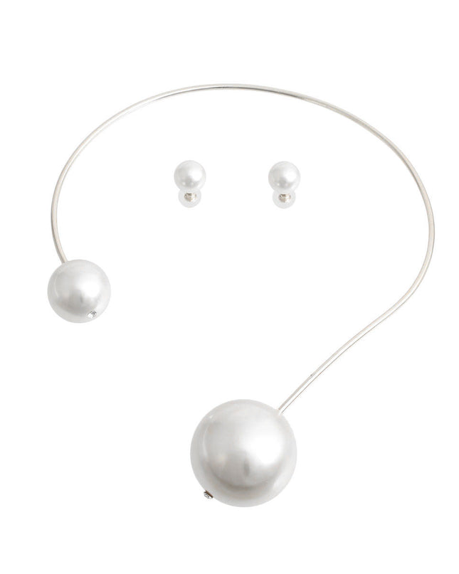 This Silver Rigid Wrap Pearl Choker is perfect for when you want to feel composed yet untamed.
What it brings: A structured silver choker that holds its shape and your energy.