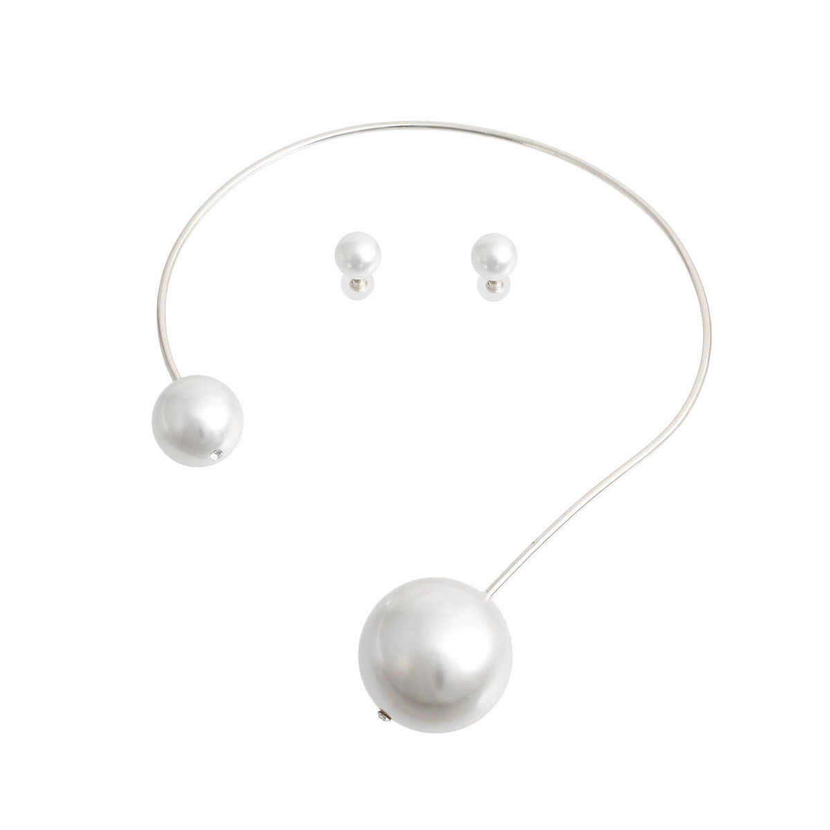 This Silver Rigid Wrap Pearl Choker is perfect for when you want to feel composed yet untamed.
What it brings: A structured silver choker that holds its shape and your energy.