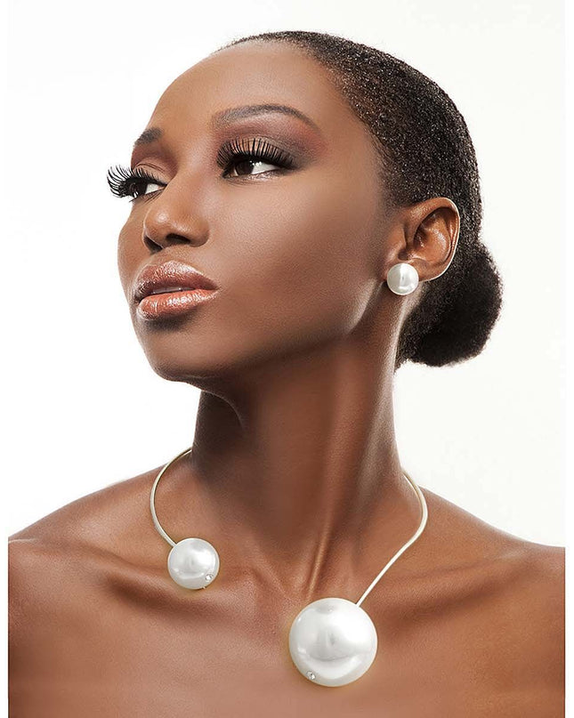 This Silver Rigid Wrap Pearl Choker is perfect for when you want to feel composed yet untamed.
What it brings: A structured silver choker that holds its shape and your energy.