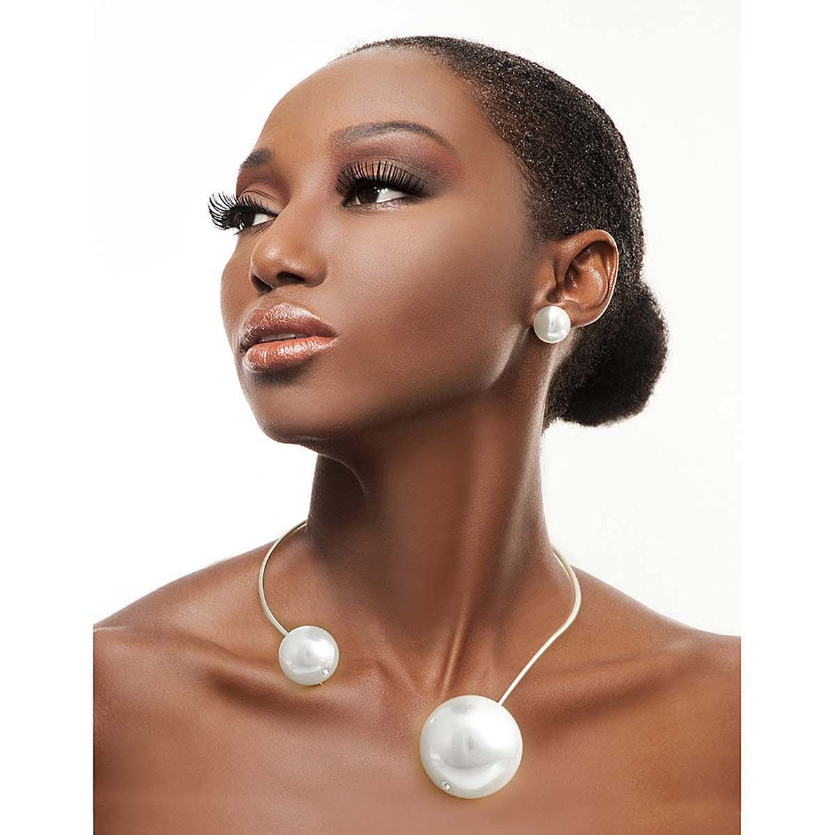 This Silver Rigid Wrap Pearl Choker is perfect for when you want to feel composed yet untamed.
What it brings: A structured silver choker that holds its shape and your energy.